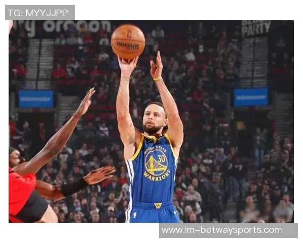 库里首节状态不佳仅得4分三分球失准球队面临挑战 库里首节状态不佳仅得4分三分球失准球队面临挑战